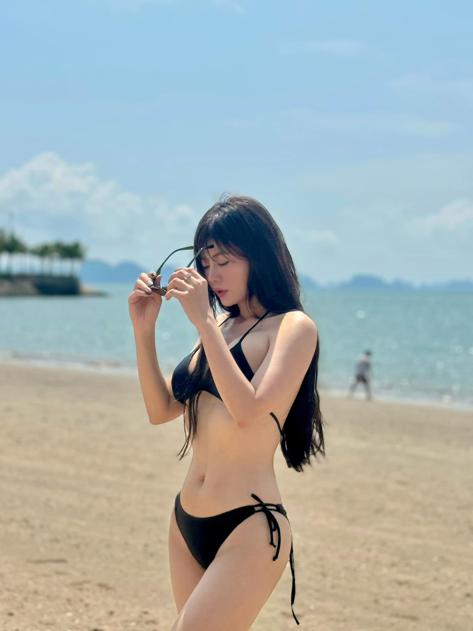 Xả vai amp;#39;vợamp;#39; Tuấn Tú, Thanh Hương diện bikini nóng bỏng, tạo dáng như người mẫu - 16