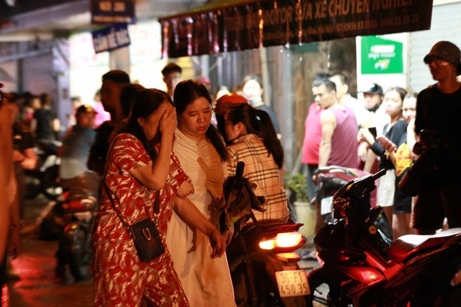 Người phụ nữ đau đớn, ôm mặt khóc nức nở khi nghe tin 4 nạn nhân tử vong trong vụ cháy nhà tối ngày 16/6