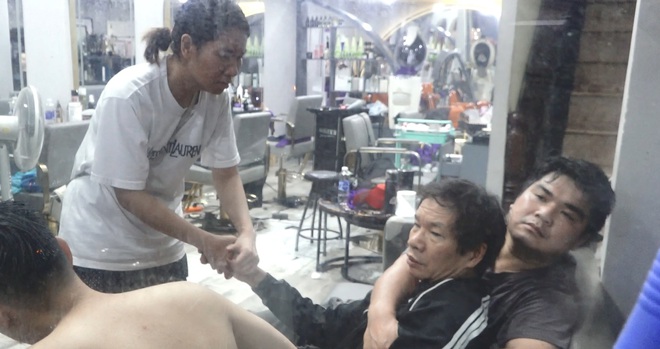 Một người đàn ông gương mặt thất thần, không thể đứng vững trước nỗi mất mát quá lớn, phép màu đã không xảy ra, vụ cháy nhà trên phố Định Công Hạ đã khiến 4 nạn nhân tử vong