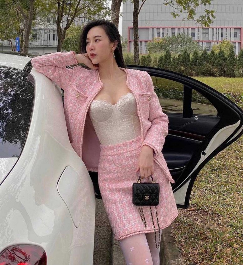 Được biết đến là một fashionista sành điệu với gu thời trang biến hóa đa dạng, Vũ Ngọc Châm luôn bắt kịp xu hướng thời trang mới nhất và có khả năng biến tấu những item cũ trở nên mới mẻ, độc đáo ngay cả với gam màu trắng cơ bản.