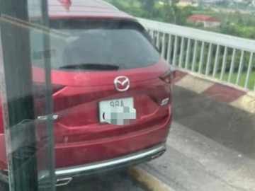 Nghi vấn người đàn ông bỏ lại ô tô trên cầu Thăng Long, nhảy xuống đất tự tử