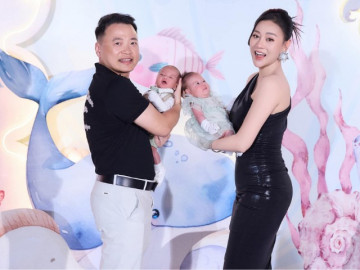 Phương Oanh khoe dáng chuẩn với váy bó trong tiệc đầy tháng cặp song sinh, 2 con Shark Bình lần đầu lộ rõ mặt