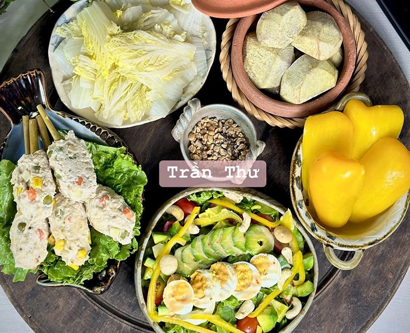 Mâm cơm này gồm: - Salad bơ trứng - Chả chìa ức gà - Cải thảo luộc - Khoai sọ hấp - Ớt chuông tráng miệng.
