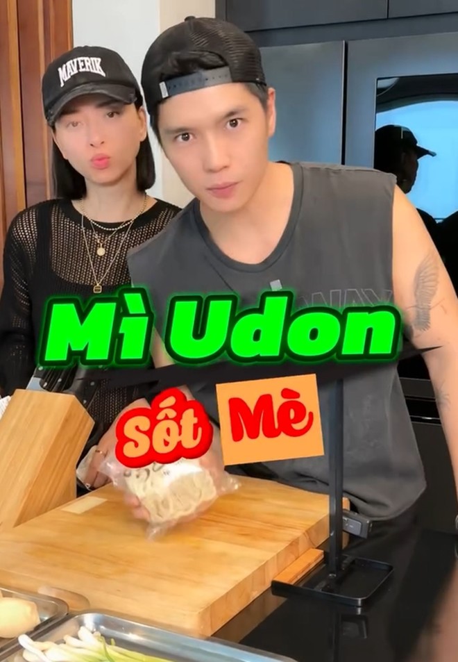 Lần này, Huy Trần ra tay làm mì udon sốt mè. Mì udon là một loại mì sợi làm từ bột mì, quen thuộc trong ẩm thực của Nhật Bản.