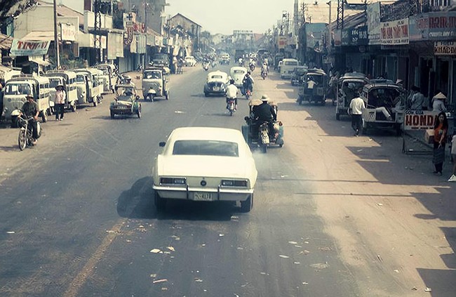 Hình ảnh đường Võ Di Nguy (nay là đường Nguyễn Kiệm) nhìn về phía ngã tư Phú Nhuận