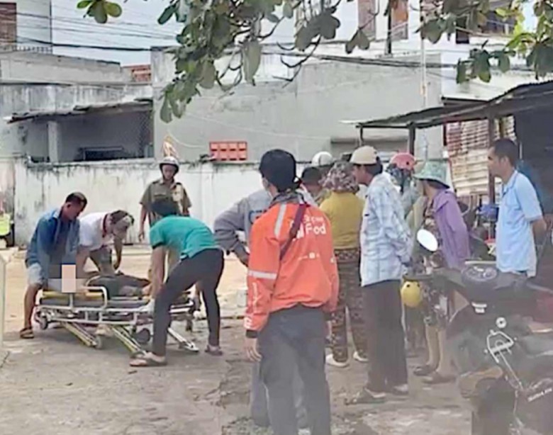 Nạn nhân được người dân hỗ trợ đưa đi bệnh viện cấp cứu. Ảnh: DT