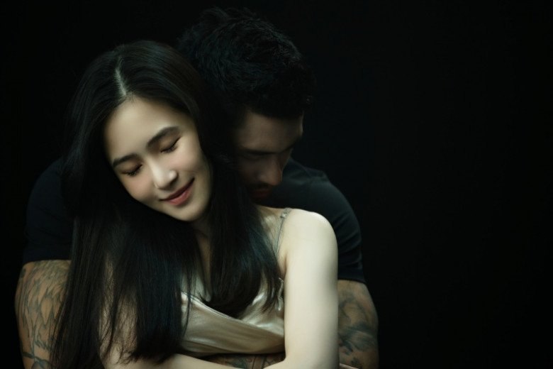 XEM VIDEO: MV Chỉ mình anh đi xa của Hương Tràm.