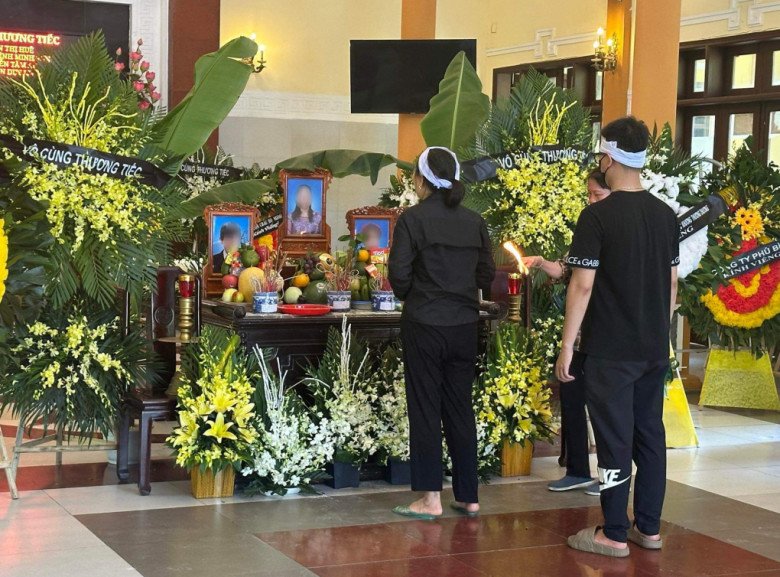 Người thân đến thắp hương cho các nạn nhân trong vụ cháy trên phố Định Công Hạ, quận Hoàng Mai tại Nghĩa trang Văn Điển, huyện Thanh Trì, sáng 17/6. Ảnh: H.H