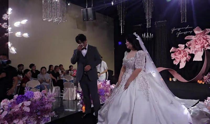 Chú rể bật khóc khi nhìn thấy mẹ gửi lời chúc phúc trong đám cưới.