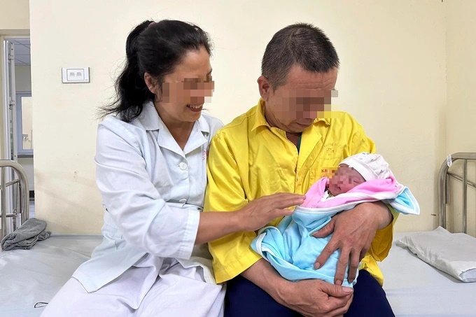 Sản phụ Sơn La sinh con ở tuổi 51.