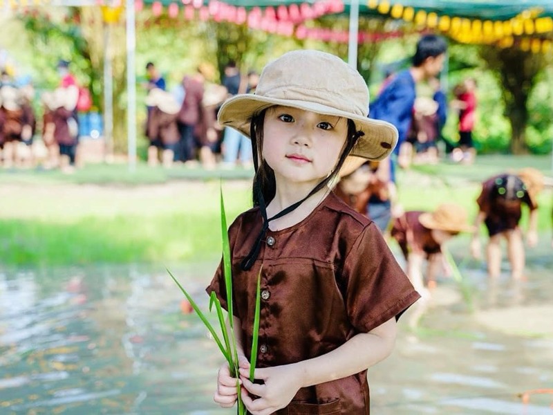 Gần đây, cư dân mạng liên tục chia sẻ những hình ảnh của bé Bào Ngư vì “visual” phát sáng của cô bé.
