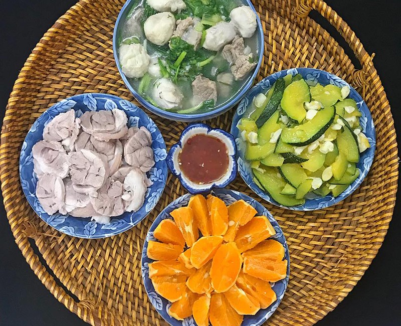 Thịt luộc, canh khoai sọ sườn, bí bao tử xào. (Ảnh: Tô Hưng Giang)
