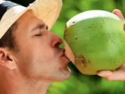 Sức khỏe - Lý do bạn nên uống nước dừa khi nắng nóng