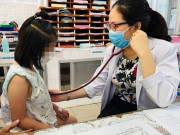 Sức khỏe - Con gái 7 tuổi đã dậy thì, tại sao bé gái ngày càng dậy thì sớm hơn bé trai dù đều béo lên?