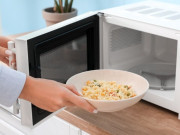 Sức khỏe - Tại sao ngày càng ít người mua lò vi sóng về dùng? Có 3 lý do khiến nhiều người e dè
