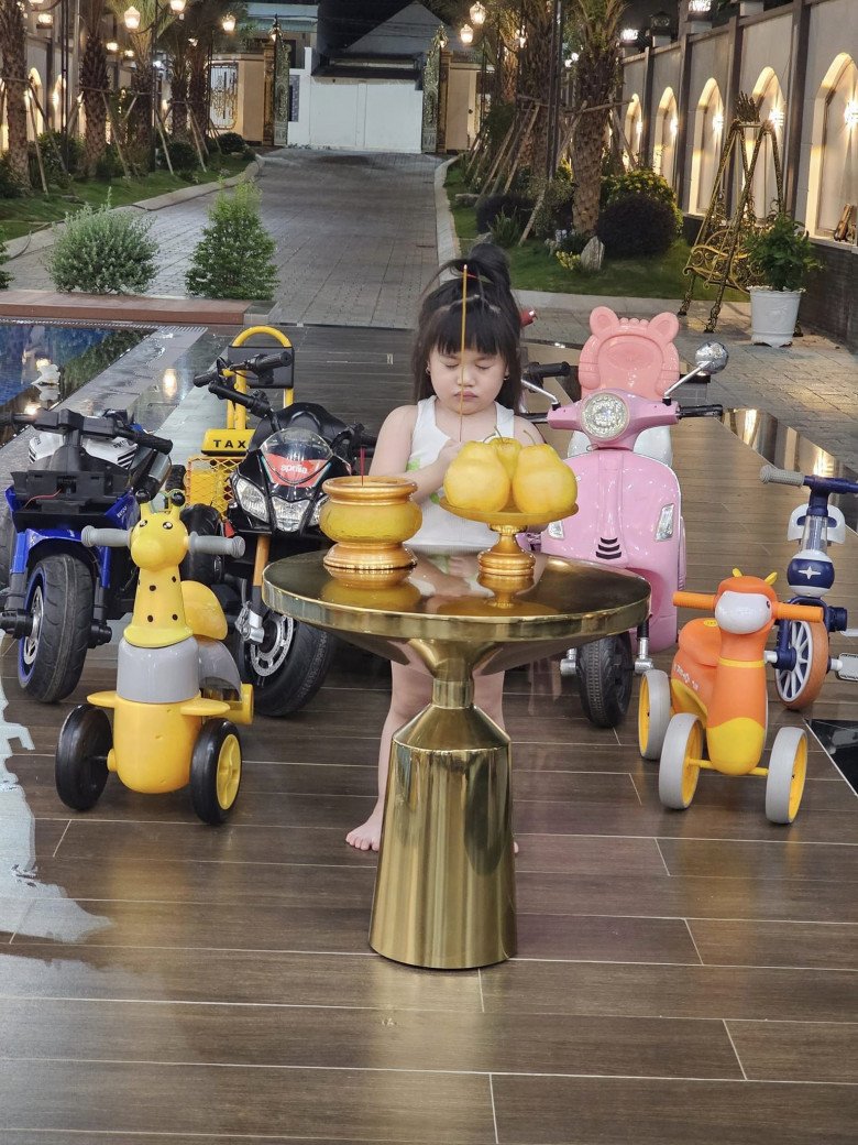 Sao Việt 24h: Chồng Ấn Độ U50 của Võ Hạ Trâm lộ ảnh khoe cơ bắp cuồn cuộn khiến người xem amp;#34;choáng vángamp;#34; - 15