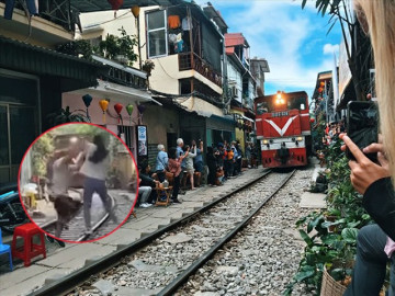Thót tim nữ du khách lao ra đường ray khi tàu hỏa đến ở phố cà phê đường tàu