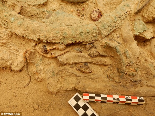 Tìm thấy amp;#34;kho báuamp;#34; chứa đầy vàng, trang sức trong ngôi mộ cổ - 2