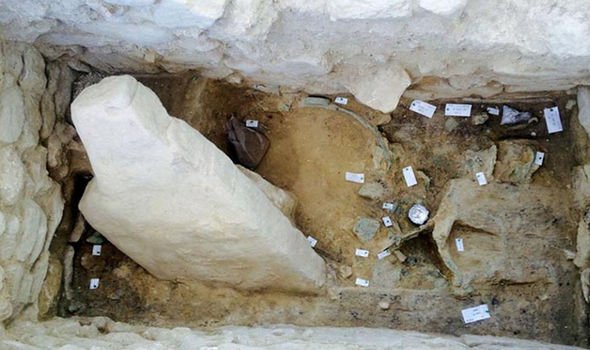 Tìm thấy amp;#34;kho báuamp;#34; chứa đầy vàng, trang sức trong ngôi mộ cổ - 3