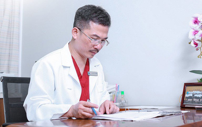 PGS.TS.BS Lê Hoàng là người trực tiếp khám cho chị Hà. Ảnh: BVCC.