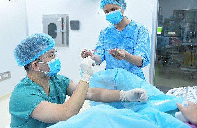 Các bác sĩ đang tiến hành chuyển phôi cho chị Hà. Ảnh: BVCC.