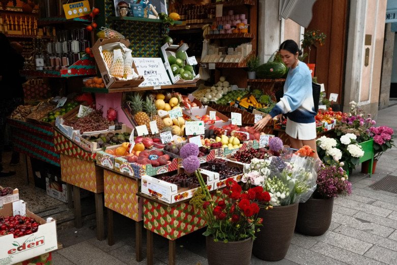 Sao phim Mỹ nhân kế giản dị dạo phố ở trời Tây.