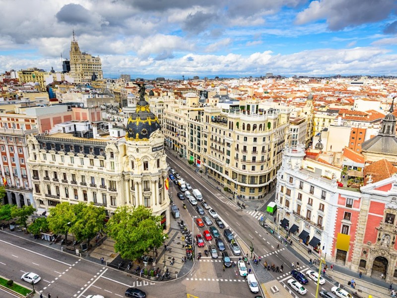 Madrid (Tây Ban Nha) - Xứng đáng như là một nét son đậm sắc trên bản đồ du lịch Châu Âu, thành phố Madrid quyến rũ được đánh giá là một trong những thành phố để hưởng thụ cuộc sống. 
