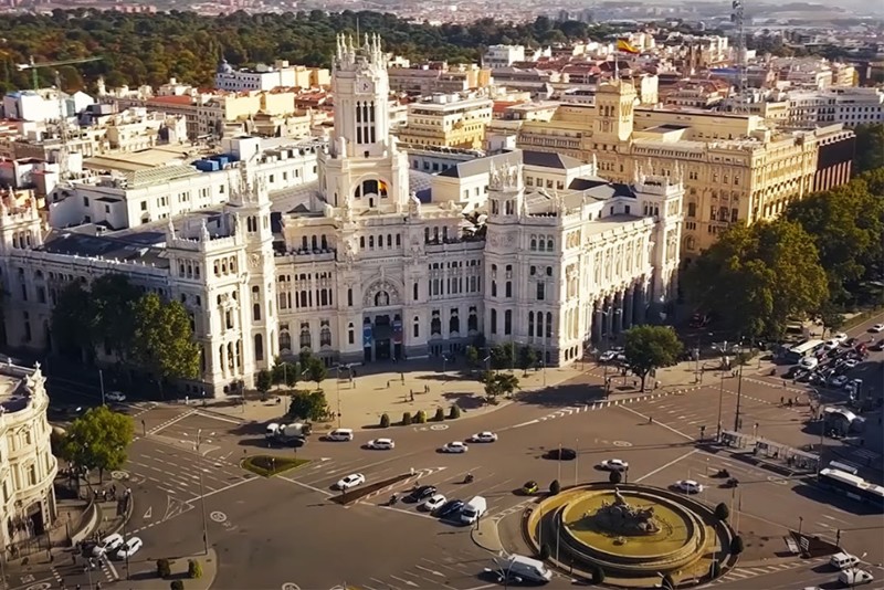 Thành phố này nổi tiếng ở khắp các lĩnh vực từ tài chính kinh doanh, văn hóa – nghệ thuật… Madrid được ca ngợi không ngớt về cảnh quan tuyệt đẹp, kiến trúc ấn tượng, ẩm thực say lòng người và nghệ thuật đặc sắc.  
