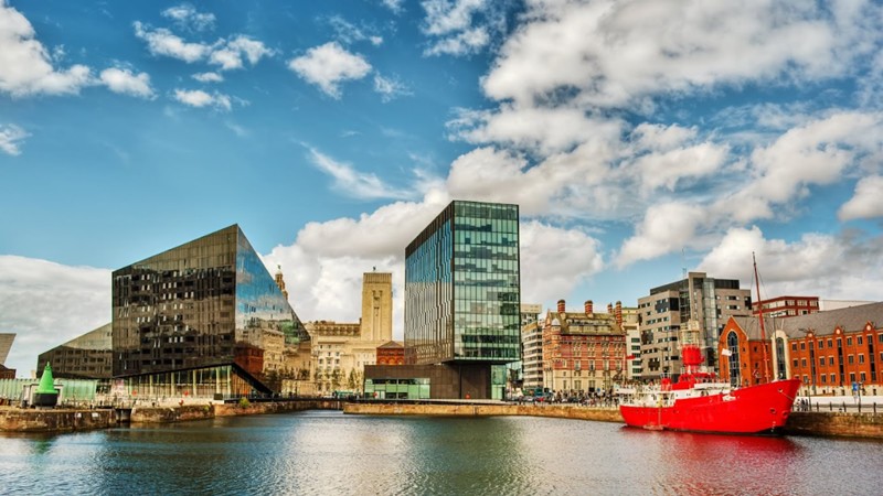 Liverpool (Anh) - “Thủ phủ nhạc Pop của thế giới” được đánh giá là thành phố sôi động và tràn đầy màu sắc. Liverpool phát triển mọi mặt với các ngành công nghiệp, nghệ thuật và dịch vụ. 
