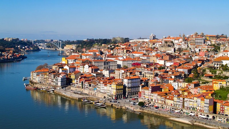 Porto (Bồ Đào Nha) - Đây là một thành phố cực kỳ thân thiện với người đi bộ. Từ những khu vườn cộng đồng đến quảng trường và điểm ngắm cảnh khắp thành phố, du khách có thể cảm thấy sự bình dị, thân quen như ở nhà mình. 
