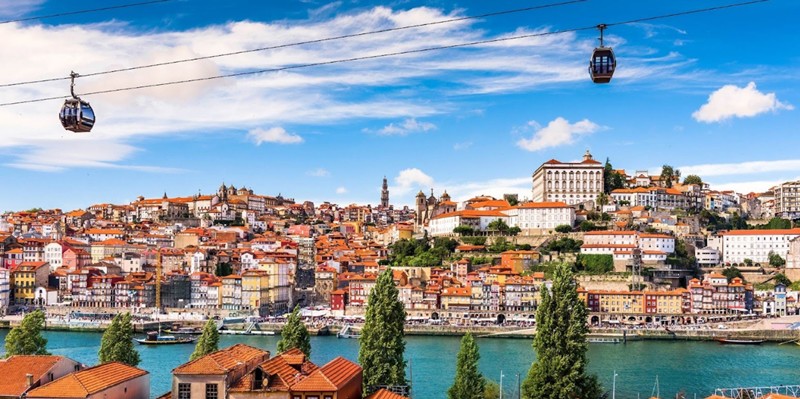 Nơi đây được ca ngợi là một thành phố tiến bộ và có ý thức về môi trường. Đáng chú ý, Porto được những người tham gia khảo sát mệnh danh là một thành phố tuyệt vời cho sự lãng mạn. 
