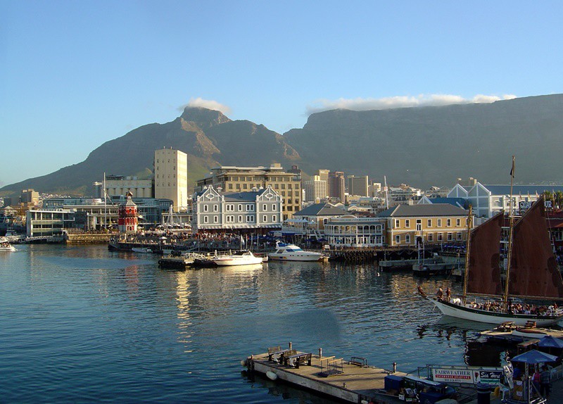 Cape Town (Nam Phi) - Thành phố được nhiều người ca ngợi nhờ phong cảnh tự nhiên tuyệt đẹp, các nhà hàng phong phú và cuộc sống về đêm sôi động.
