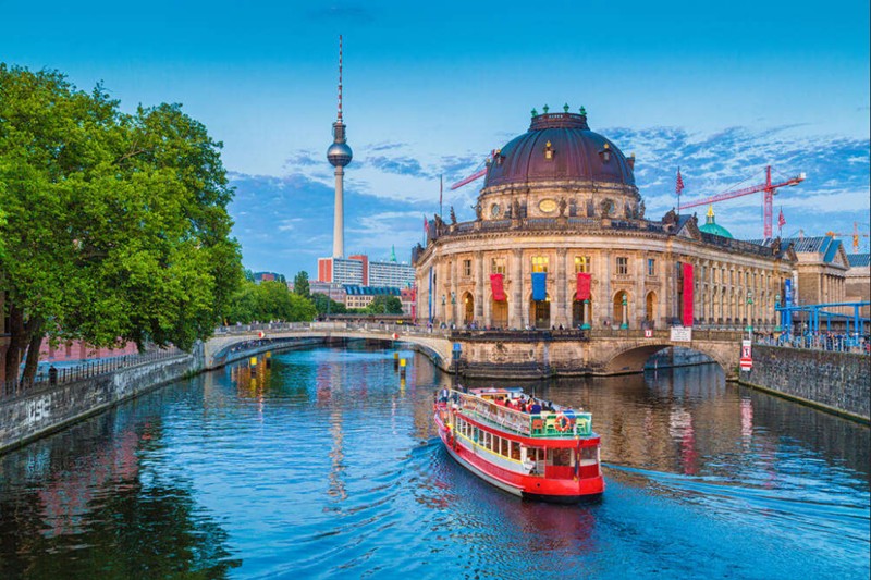 Berlin (Đức) - Đây là một thành phố lớn, có 1/3 diện tích là rừng, công viên, vườn, sông và hồ nên sở hữu không khí rất trong lành. Berlin còn được ca ngợi vì cuộc sống về đêm náo nhiệt. 
