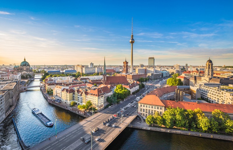 Berlin nổi tiếng là địa điểm có môi trường học tập cực tốt với các trường đại học top đầu, thu hút rất nhiều du học sinh không chỉ ở Việt Nam mà còn trên toàn thế giới. 
