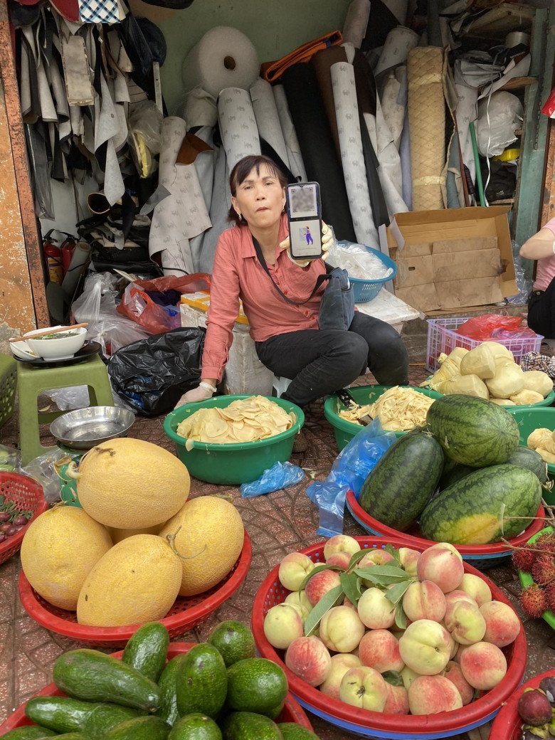 Khi cô bán rau, chị bán cá cũng có QR Code: amp;#34;Hàng nào không dùng là lạc hậu, mớ rau 5k cũng quét cho hợp thờiamp;#34; - 2