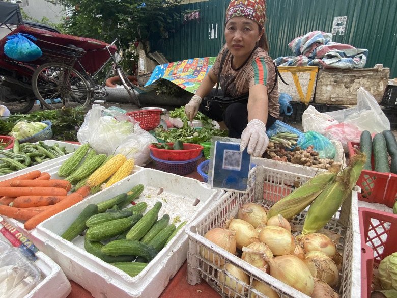 Khi cô bán rau, chị bán cá cũng có QR Code: amp;#34;Hàng nào không dùng là lạc hậu, mớ rau 5k cũng quét cho hợp thờiamp;#34; - 1