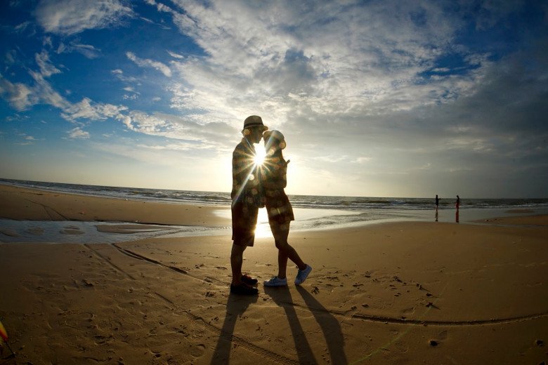 Quên “kissing” hay “follow me” đi, đây mới là 10 concept chụp ảnh đôi thú vị mà bạn nên thử  - 3
