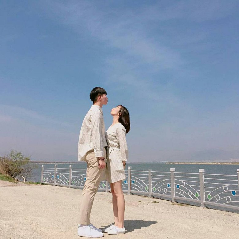 Quên “kissing” hay “follow me” đi, đây mới là 10 concept chụp ảnh đôi thú vị mà bạn nên thử  - 1