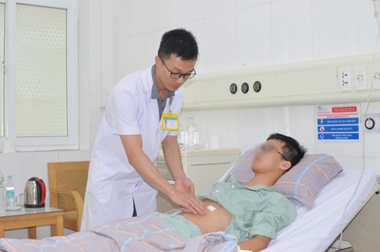 Bác sĩ Chu Mạnh Trường đang khám cho người bệnh. Ảnh: BVCC.