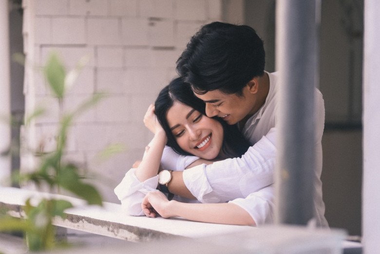 Quên “kissing” hay “follow me” đi, đây mới là 10 concept chụp ảnh đôi thú vị mà bạn nên thử  - 9