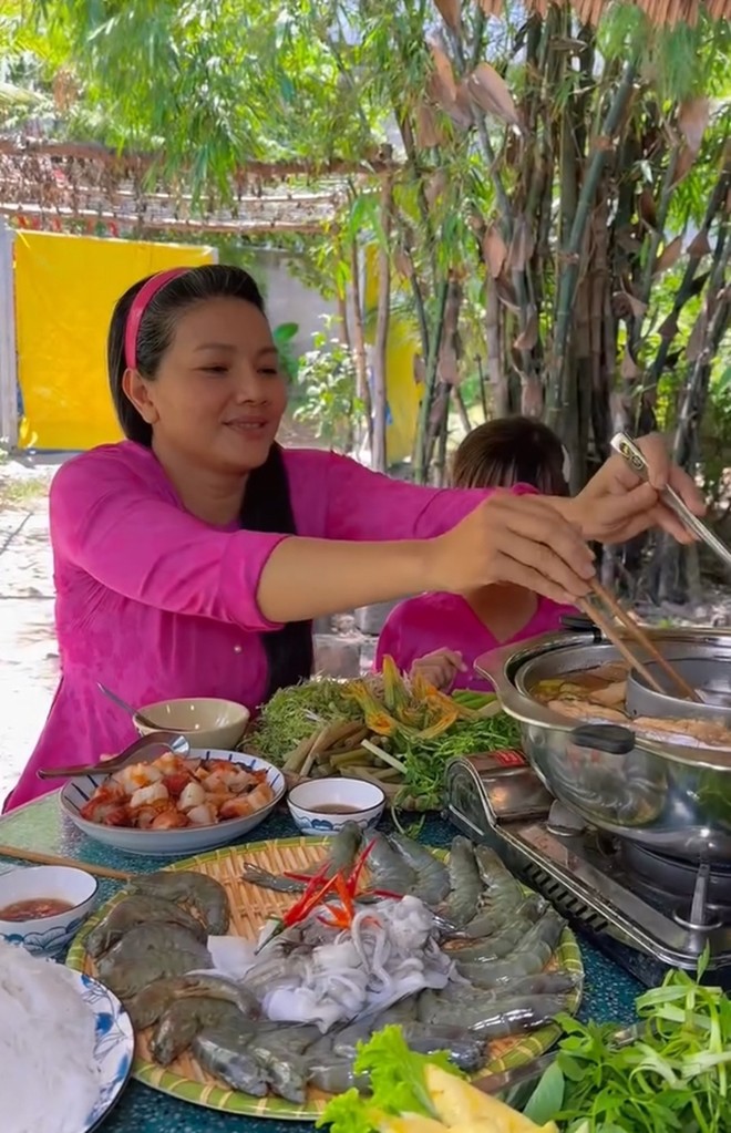 Tài tử tiết lộ, Kiều Trinh xuống chòi của anh chơi cùng với 2 con của nữ diễn viên, trong đó có Kỳ Phong là diễn viên nhí trong phim Đất rừng phương Nam.