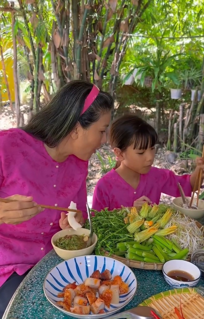 Hỏi Trinh ăn được không, cô ấy bảo: Không phải được mà là quá được! Chắc anh em lâu ngày không gặp nhau, ăn gì cũng thấy ngon, anh dí dỏm.