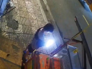 Tin tức - Clip: Thấy chiếc điện thoại để quên lúc nửa đêm, bé trai có hành động bất ngờ khiến nhiều người nức nở khen ngợi