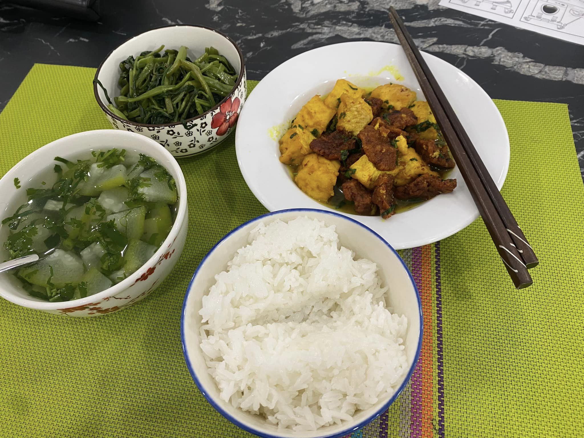 Võ Hạ Trâm duy trì việc ăn chay trường khi mang thai 2 con.