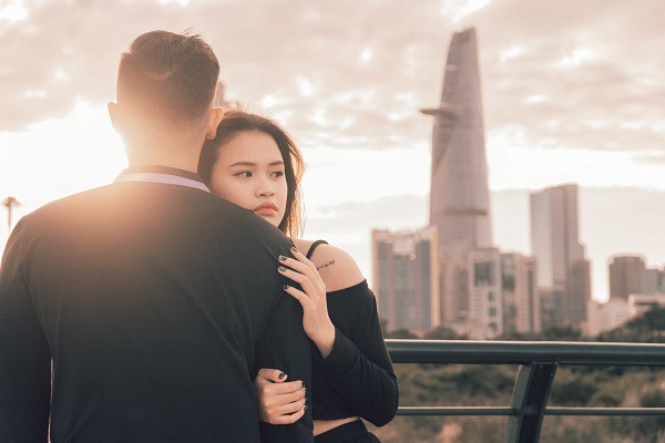 Quên “kissing” hay “follow me” đi, đây mới là 10 concept chụp ảnh đôi thú vị mà bạn nên thử  - 10