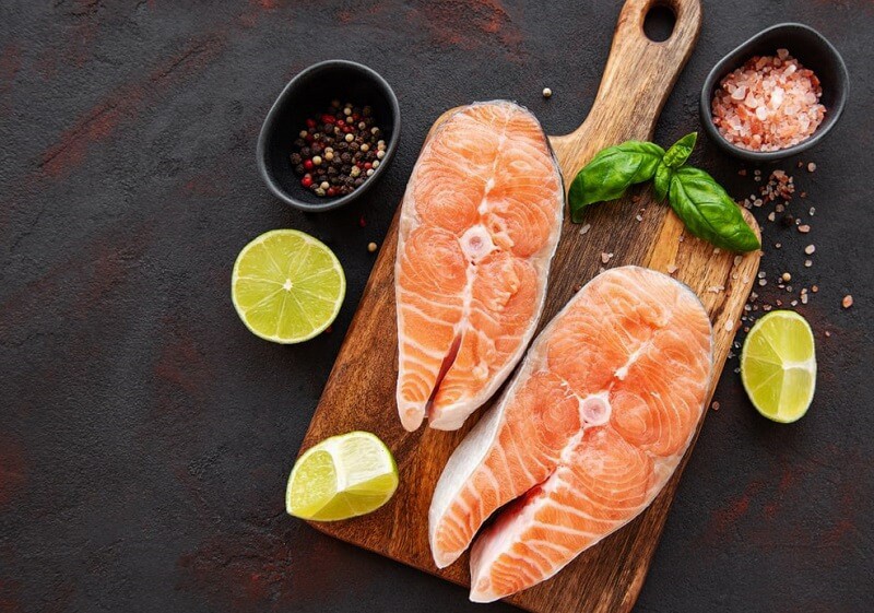 Cá hồi, cá mòi hoặc cá ngừ là thực phẩm giàu protein chất lượng cao và chứa axit omega-3. Khi ăn các loại cá này 2-3 lần mỗi tuần, bạn có thể đốt cháy mỡ bụng và giảm nguy cơ mắc các bệnh như bệnh tim.
