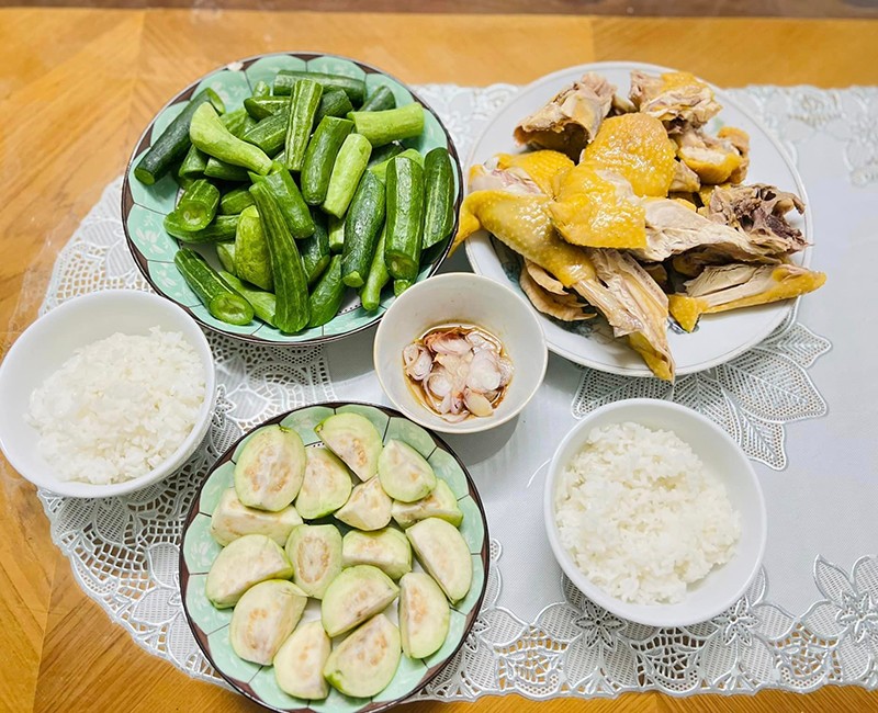 Thịt gà luộc, lặc lè luộc.
