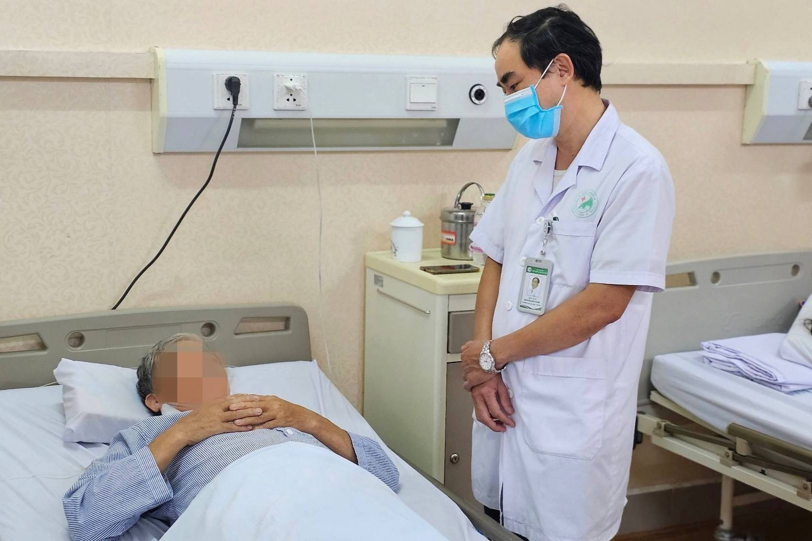 Làm việc dưới trời nắng nóng cả buổi sáng nhưng chỉ uống nửa lít nước, người đàn ông phải vào viện cấp cứu. Ảnh: BVCC