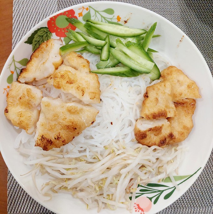 Một trong những bữa ăn của TS.BS Bùi Chí Thương. Ảnh: BSCC.