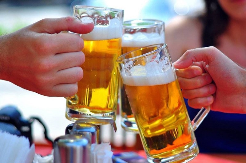 Uống nhiều rượu bia không chỉ làm tăng mỡ bụng mà còn có thể ảnh hưởng đến quá trình chuyển hóa chất béo trong cơ thể. Một số nghiên cứu đã chỉ ra, uống ít rượu bia là cách giúp hạn chế có “bụng bia” và giảm mỡ hiệu quả.
